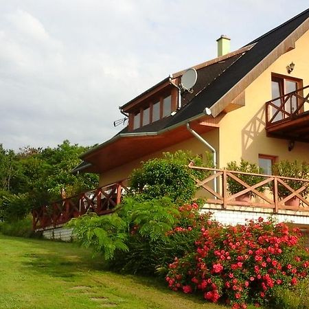 Hôtel Kincses Vendeghaz à Balatongyörök Extérieur photo