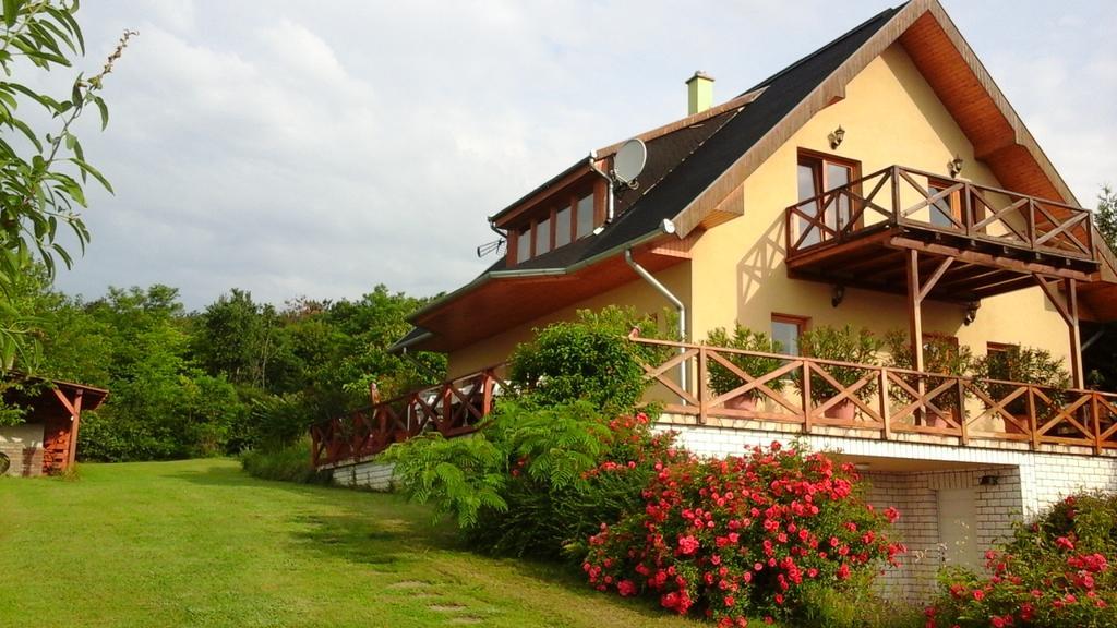 Hôtel Kincses Vendeghaz à Balatongyörök Extérieur photo