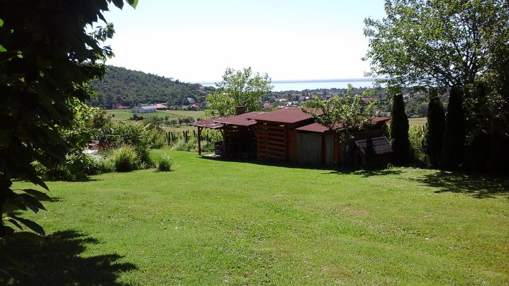 Hôtel Kincses Vendeghaz à Balatongyörök Extérieur photo