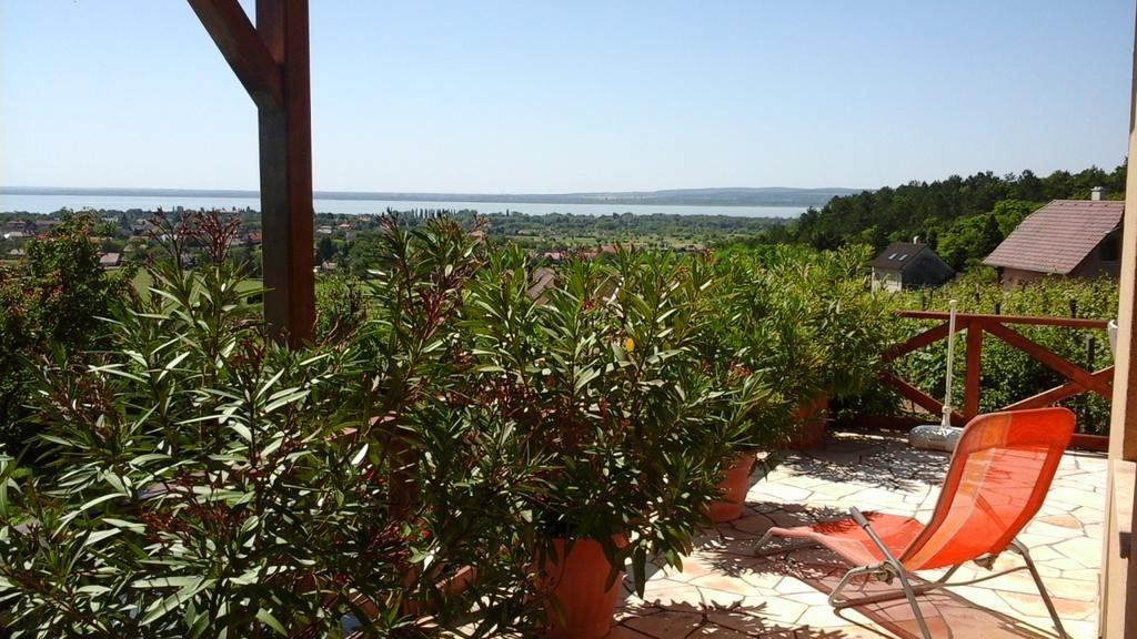 Hôtel Kincses Vendeghaz à Balatongyörök Extérieur photo