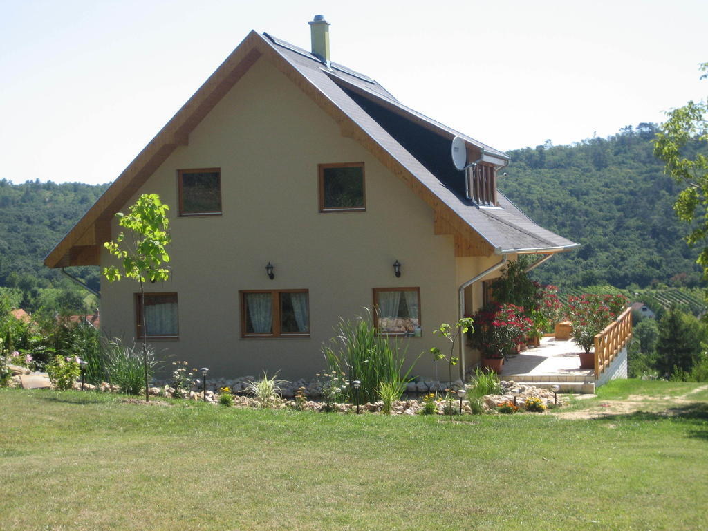Hôtel Kincses Vendeghaz à Balatongyörök Extérieur photo