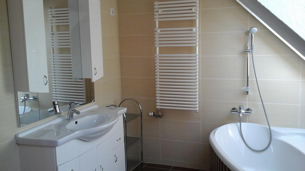 Hôtel Kincses Vendeghaz à Balatongyörök Extérieur photo