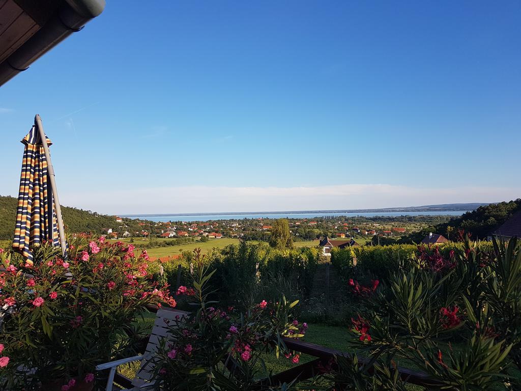 Hôtel Kincses Vendeghaz à Balatongyörök Extérieur photo