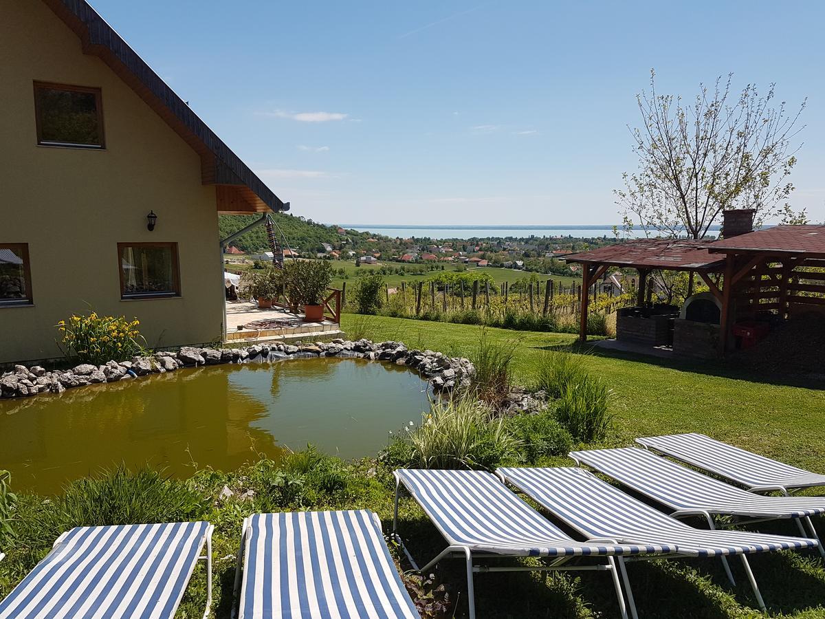 Hôtel Kincses Vendeghaz à Balatongyörök Extérieur photo